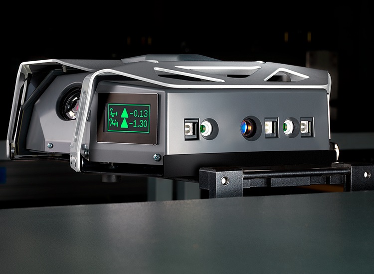 qlign_align-screens-zeigen-spur-und-sturzwerte-waehrend-der-einstellarbeiten-unter-dem-fahrzeug_quelle-beissbarth-gmbh